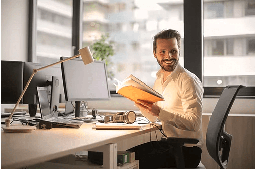 Un homme assis à son bureau